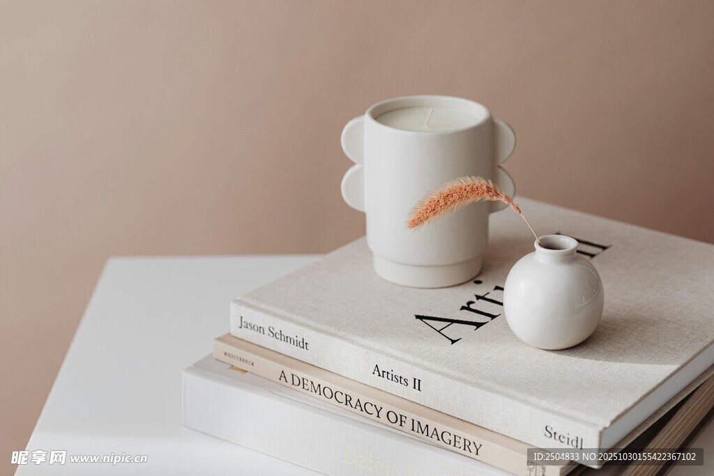 简约风陶瓷杯与摆件组合