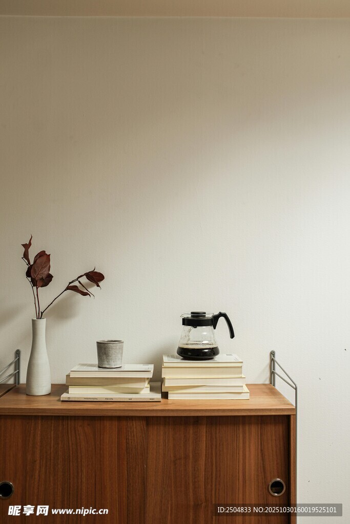 木质柜上的简约生活摆件