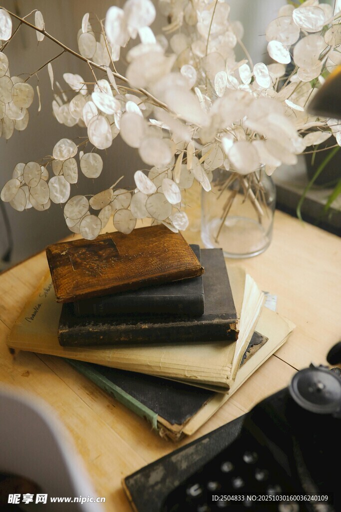 复古书籍与精致桌面摆件