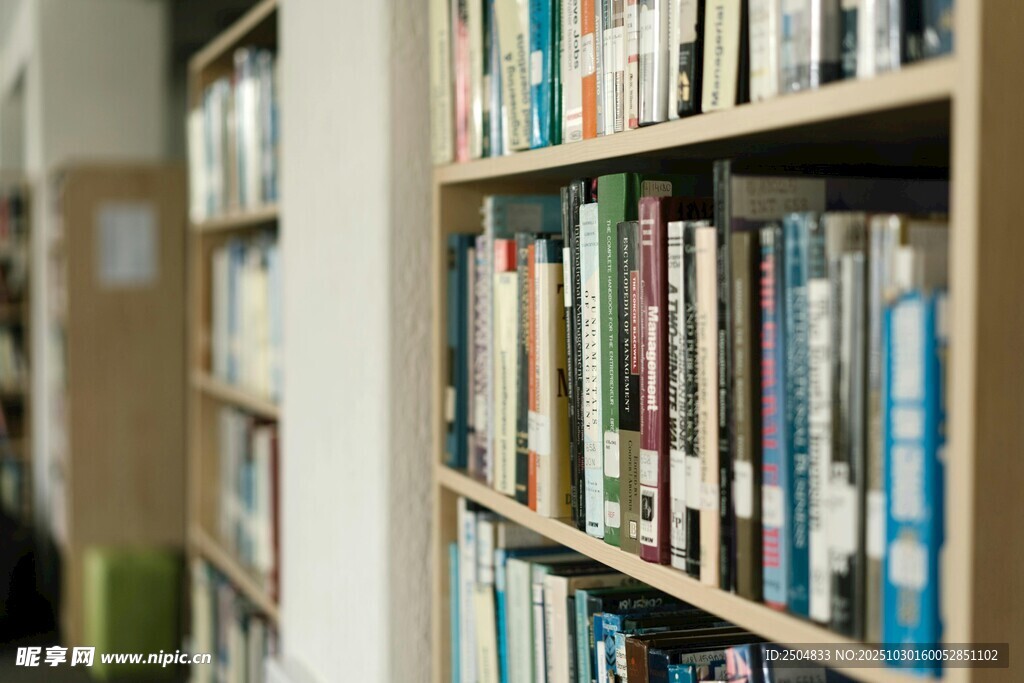 图书馆内整齐排列的书架