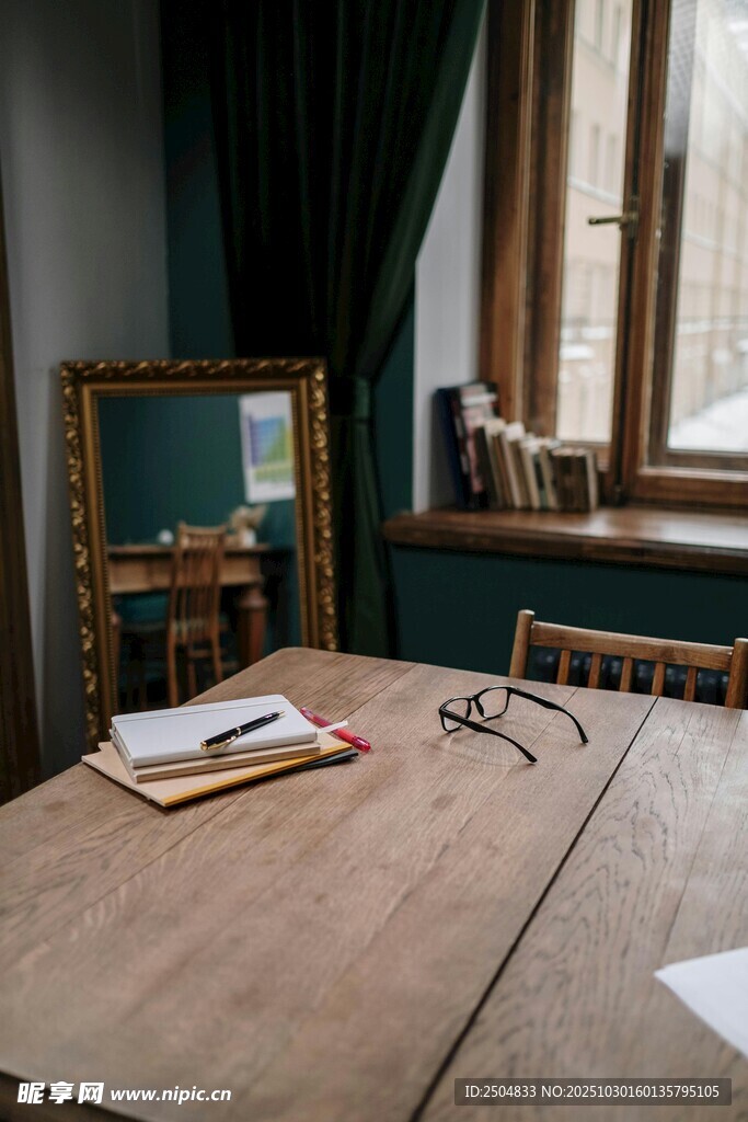 复古书房内的静谧书桌