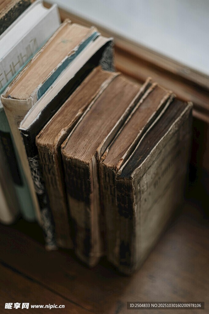 复古旧书籍整齐排列