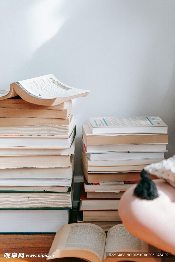 书堆旁的温馨阅读角落