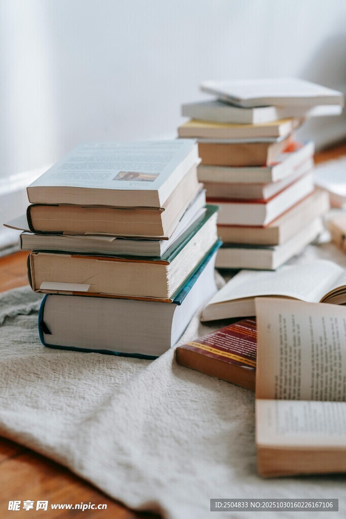 书堆中的静谧阅读时光