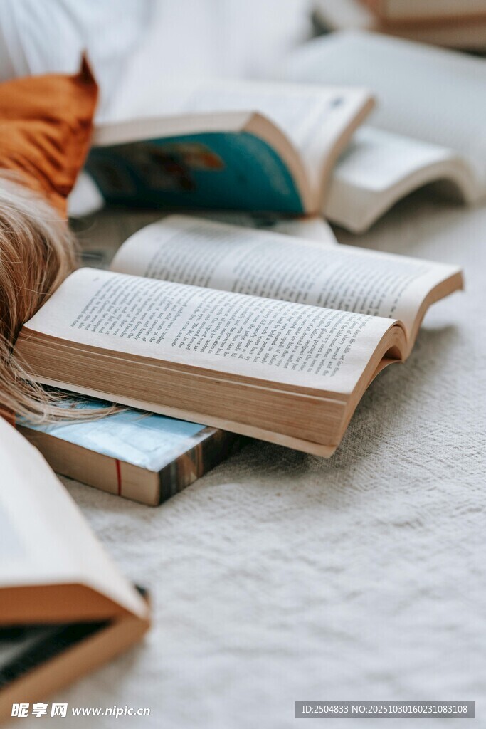 手抚翻开的多本旧书籍