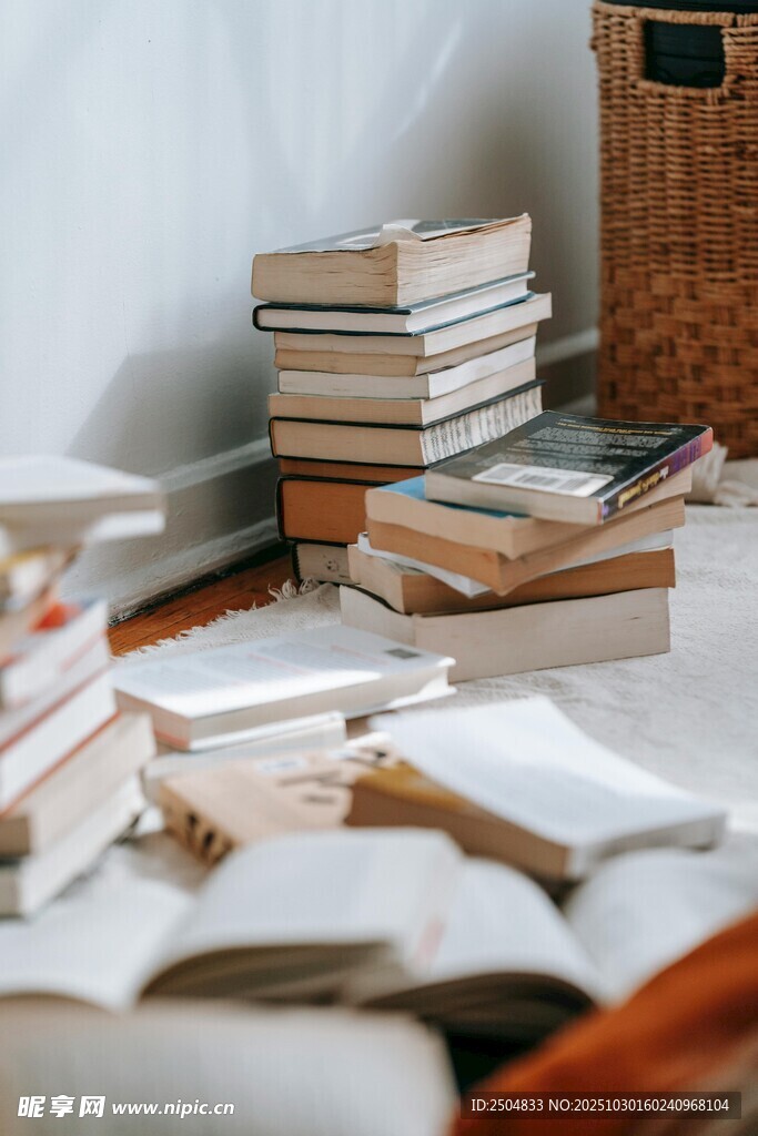 室内散落堆叠的书籍场景