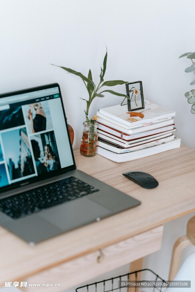  居家办公桌面布置场景