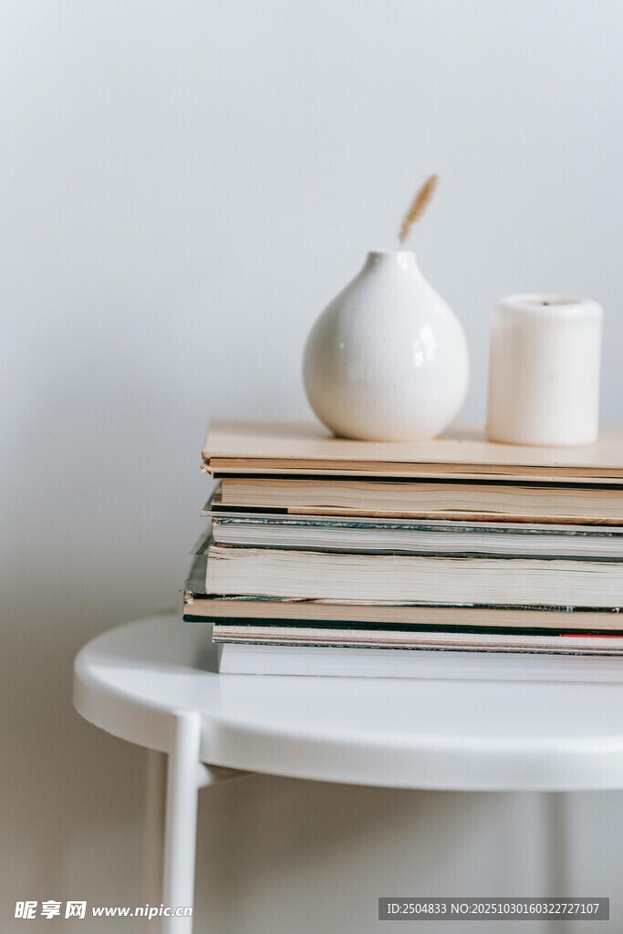 简约桌上书籍与精致摆件