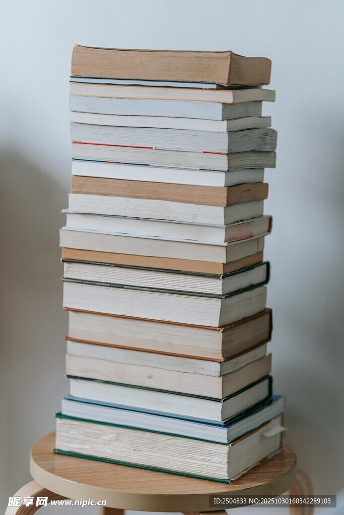 堆叠的书籍