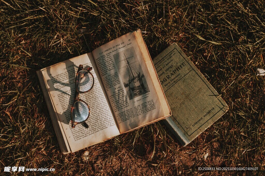 翻开的旧书与复古物件