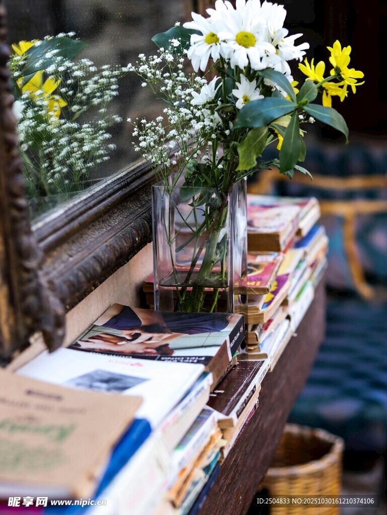 花瓶旁的书籍与清新花卉