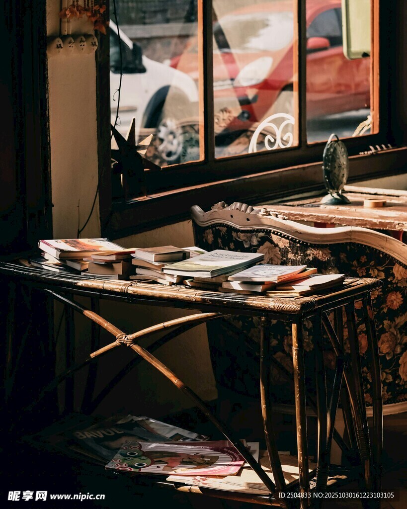 复古风室内杂乱工作台场景