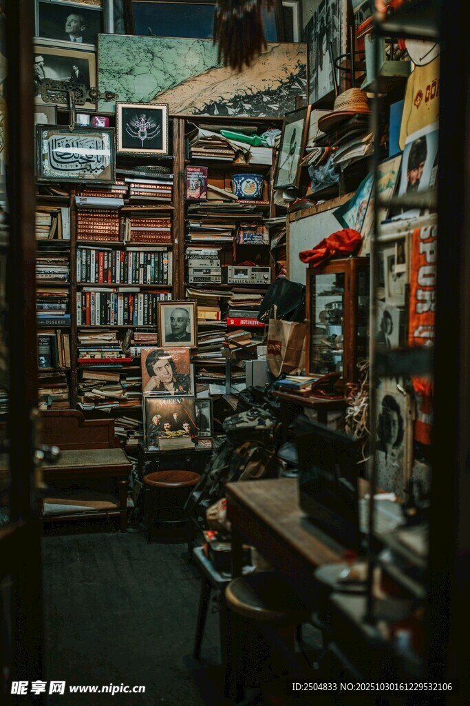 复古杂乱的旧书店一角