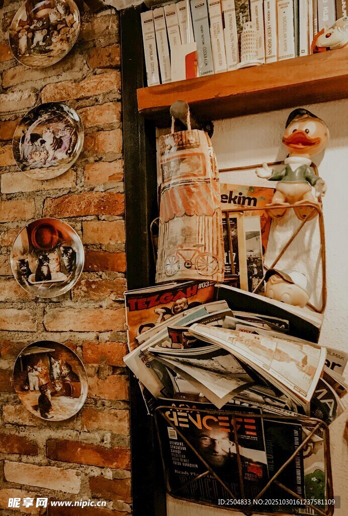 复古风书架与装饰摆件