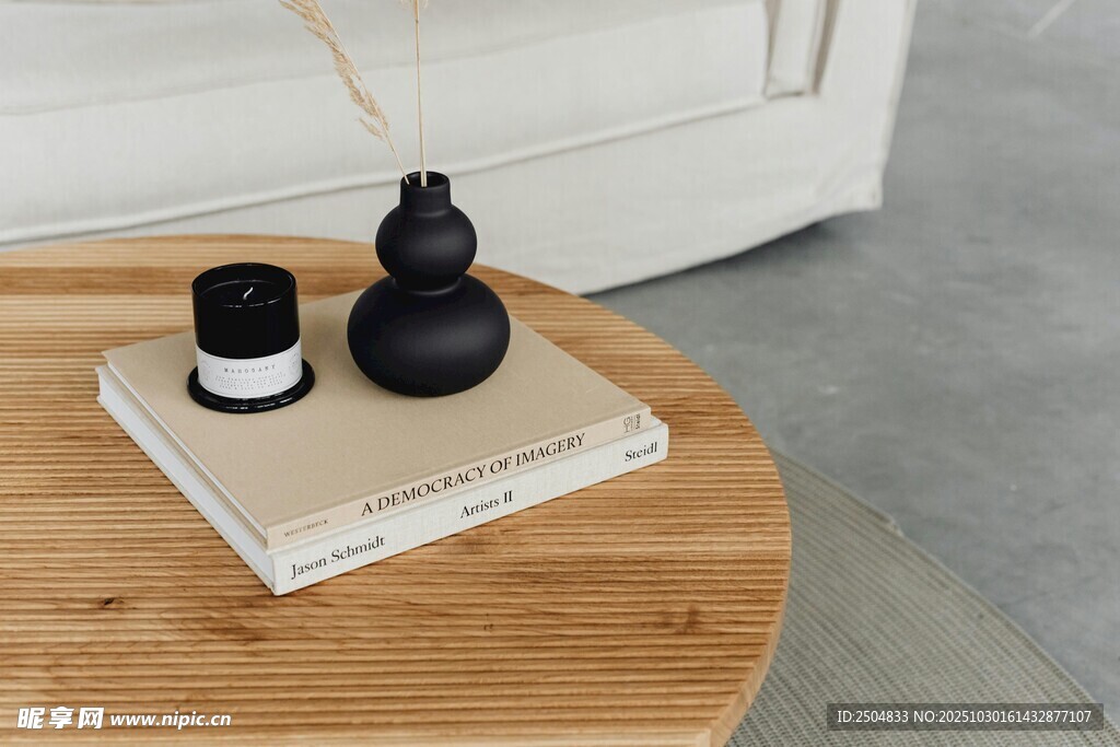 木质圆桌上的香薰摆件