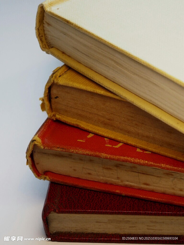 复古堆叠旧书籍