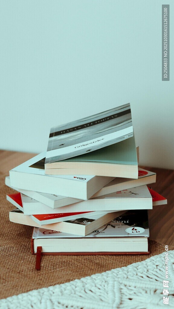 堆叠的多彩书籍