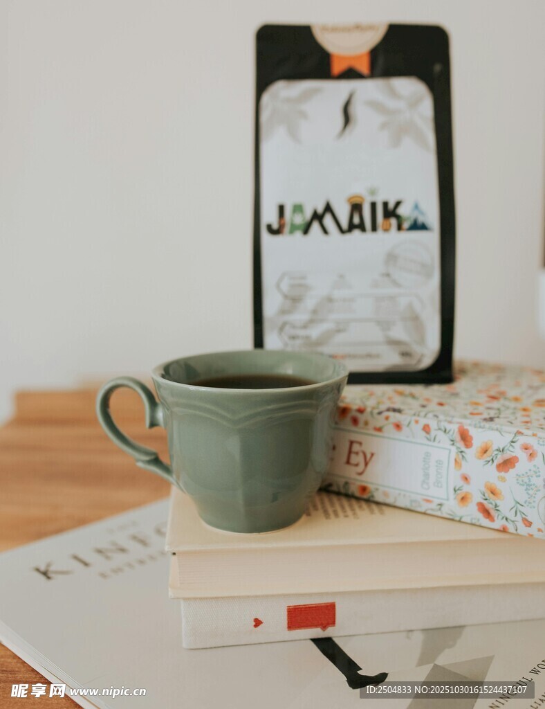 简约桌面的杯 书与手机