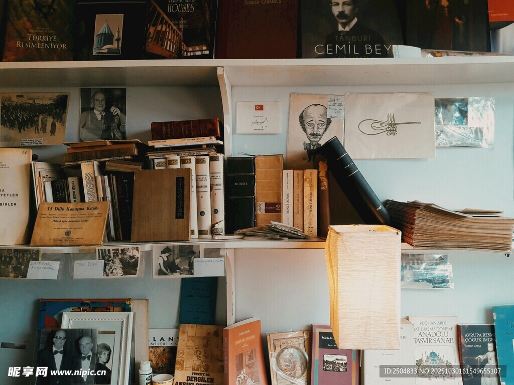 书架上的多样书籍与摆件