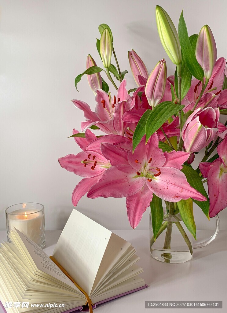 粉色百合配书营造优雅氛围