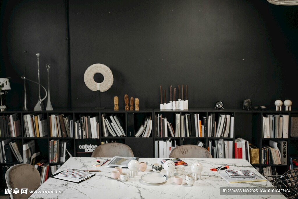 文艺书房中的精致餐桌布置