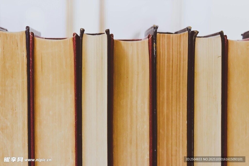 整齐排列的多本精装书籍