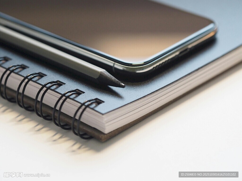 手机笔记本与笔办公组合