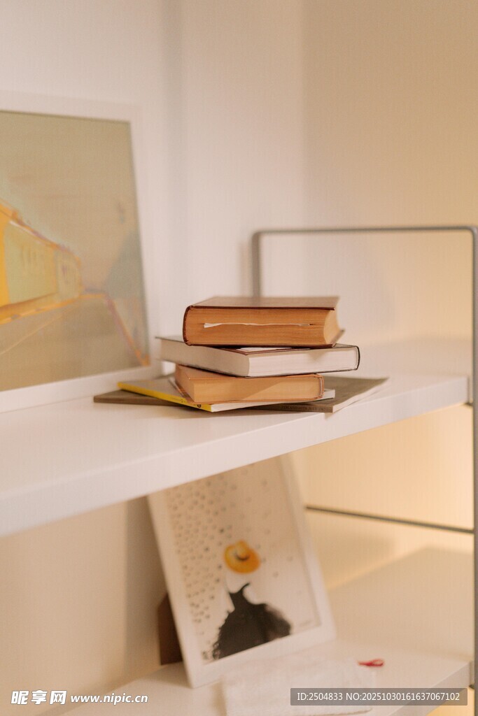 简约书架上的书籍与画作