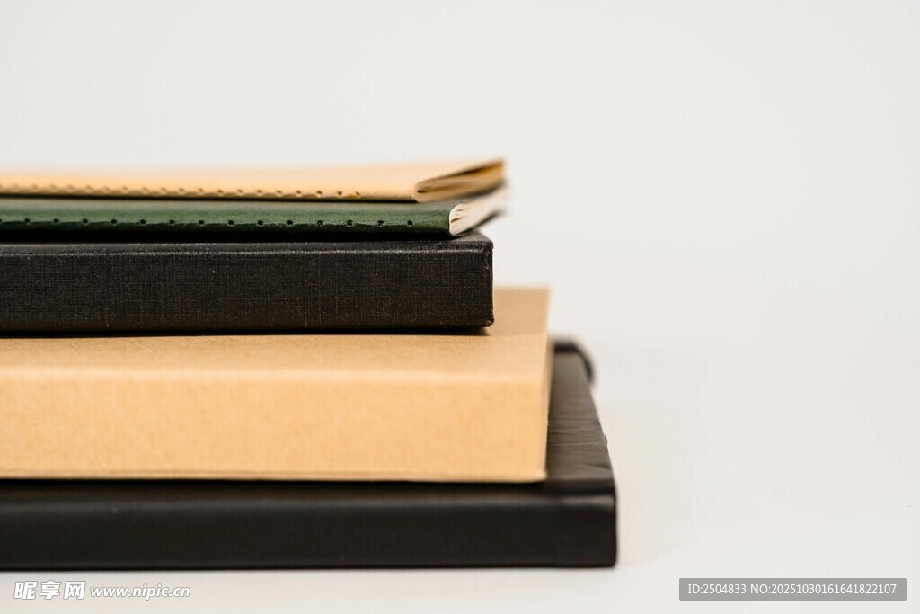 堆叠的多样材质边框