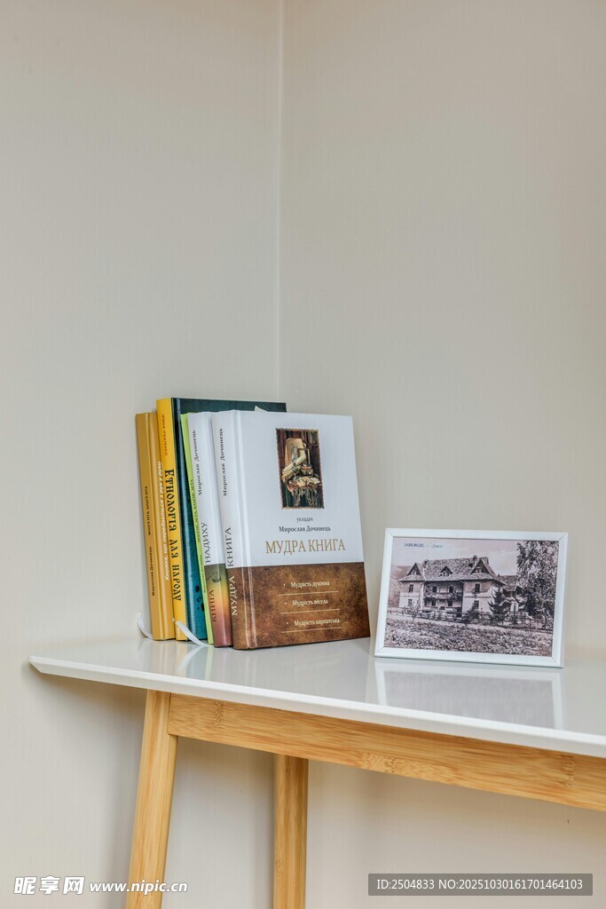 书架上的书籍与照片