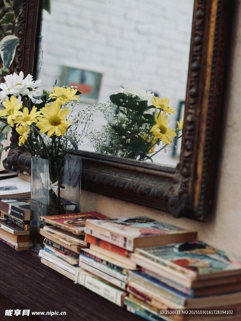 书架旁花瓶装点的文艺角落