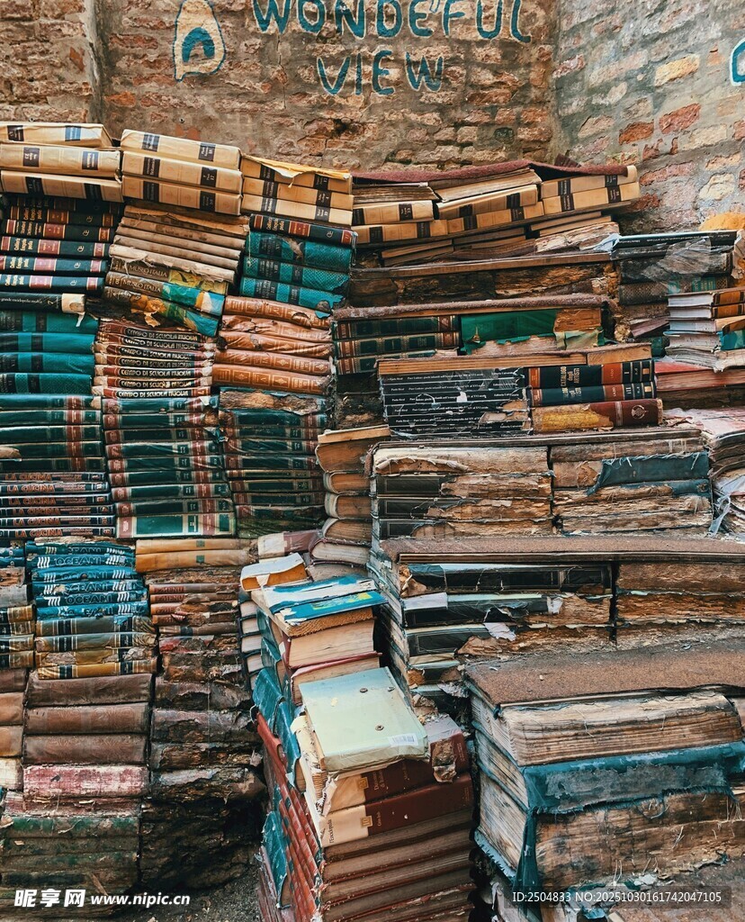 堆满书籍的仓库角落
