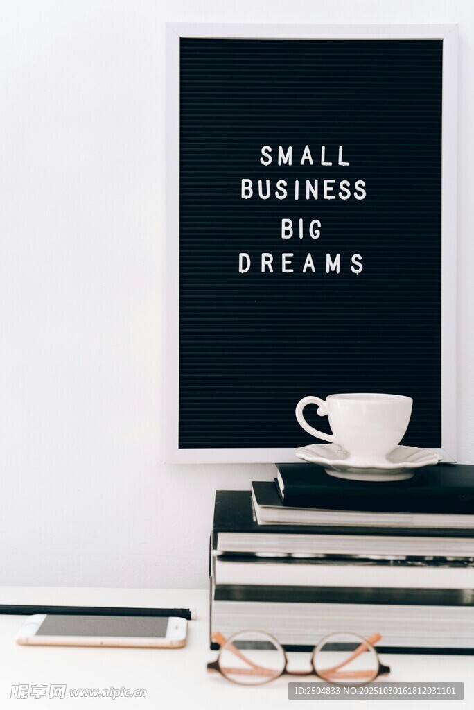 励志标语与办公小物组合