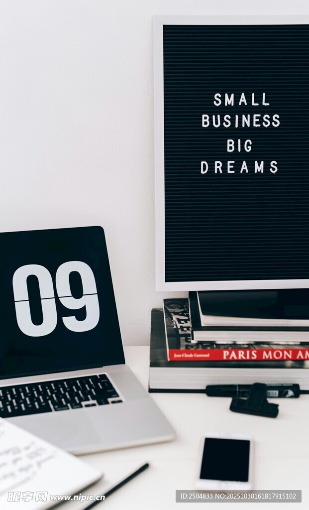 简约办公桌面布置展示