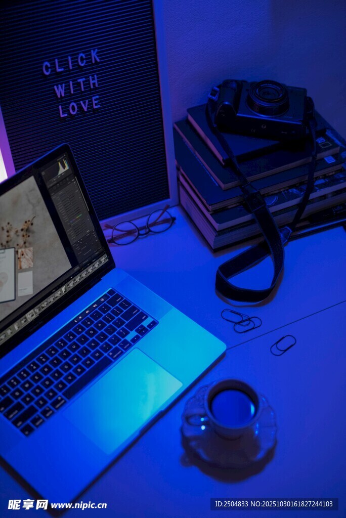 夜间办公场景中的科技物品