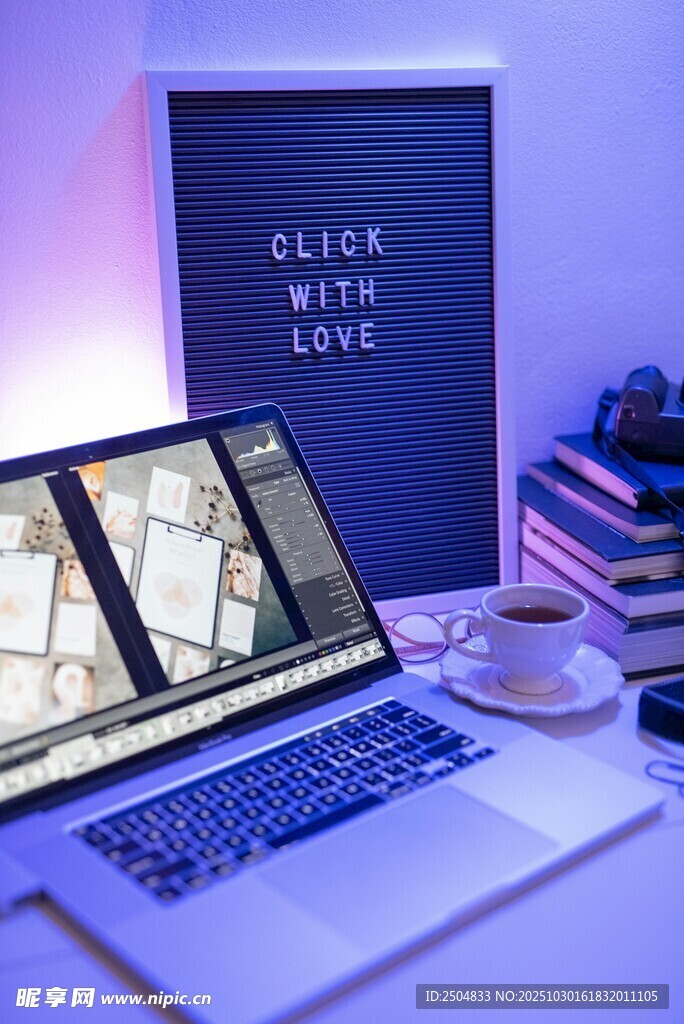 桌上笔记本电脑与书籍场景