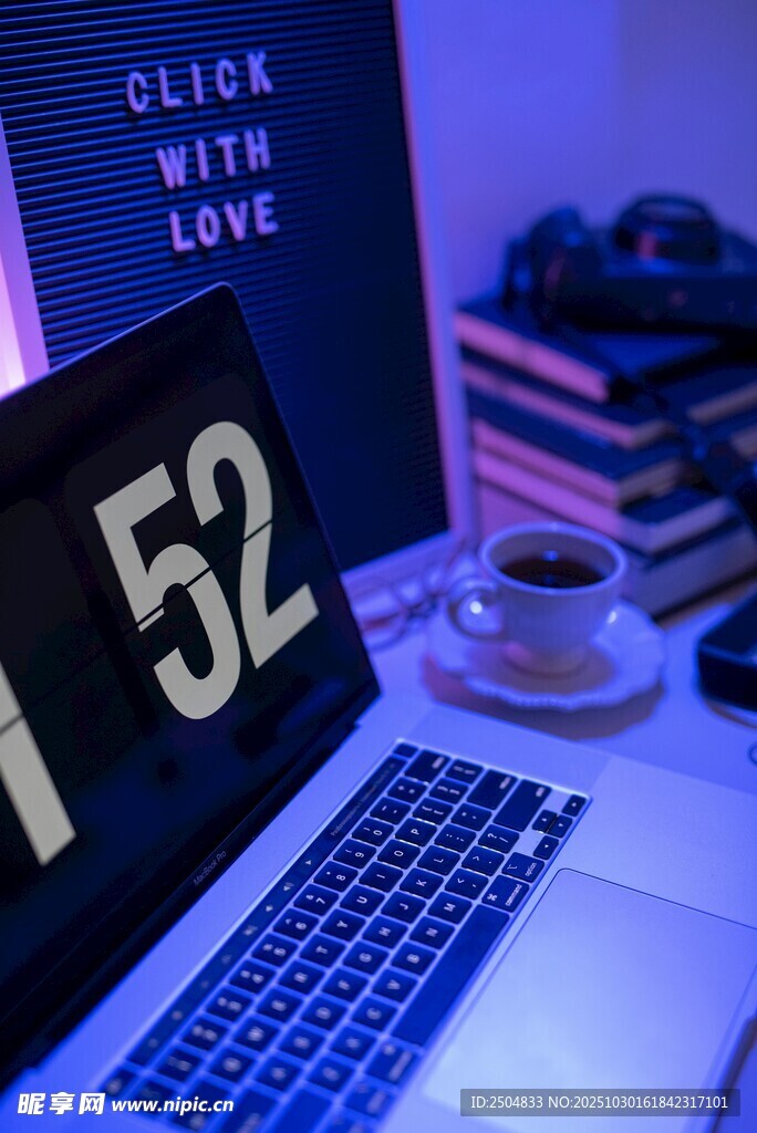 桌上笔记本电脑与计时牌