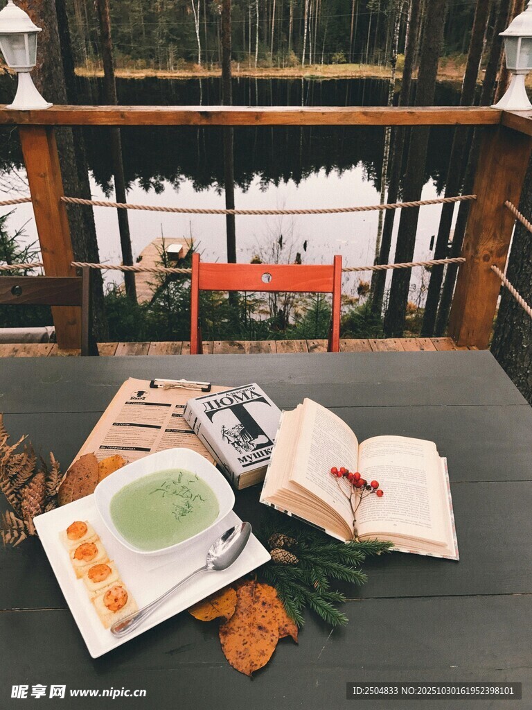 湖畔桌前的惬意阅读时光