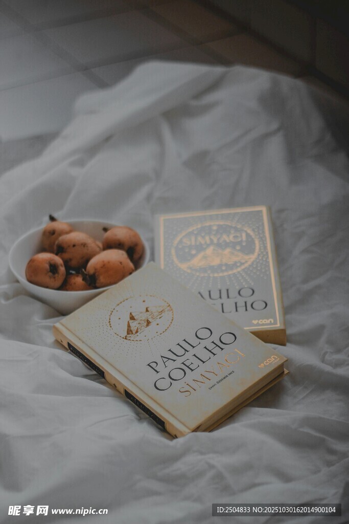 鸡蛋旁的日历与励志卡片