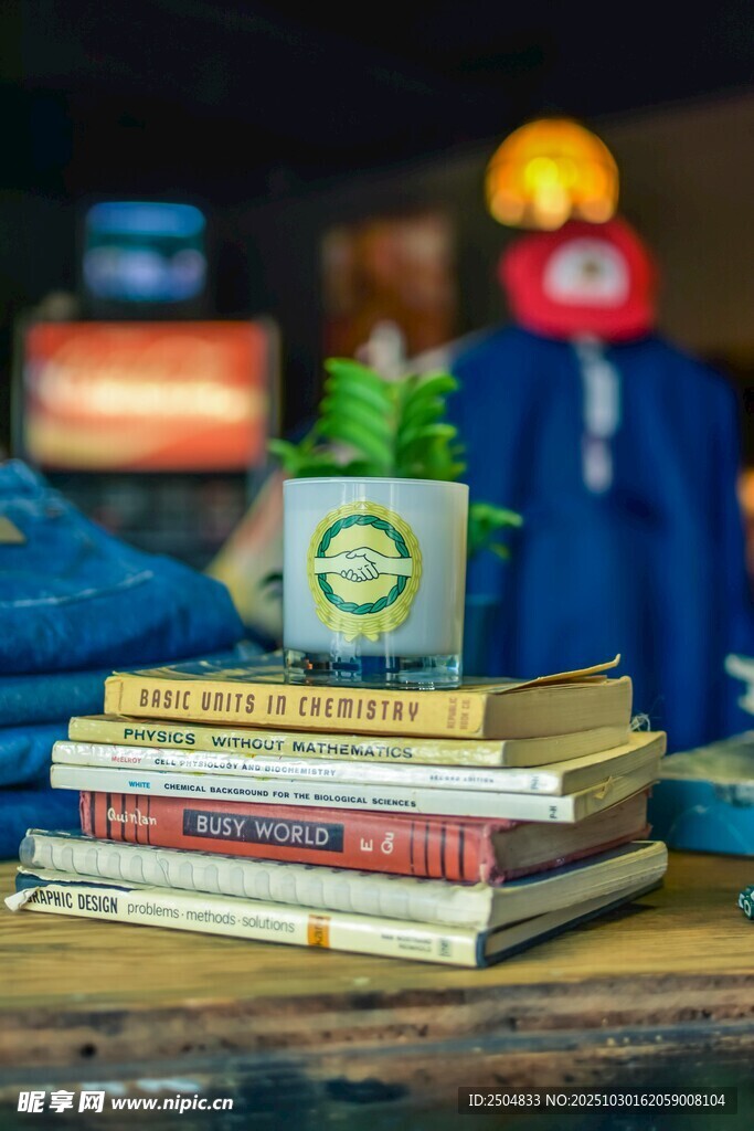 书籍上的绿植与安全头盔