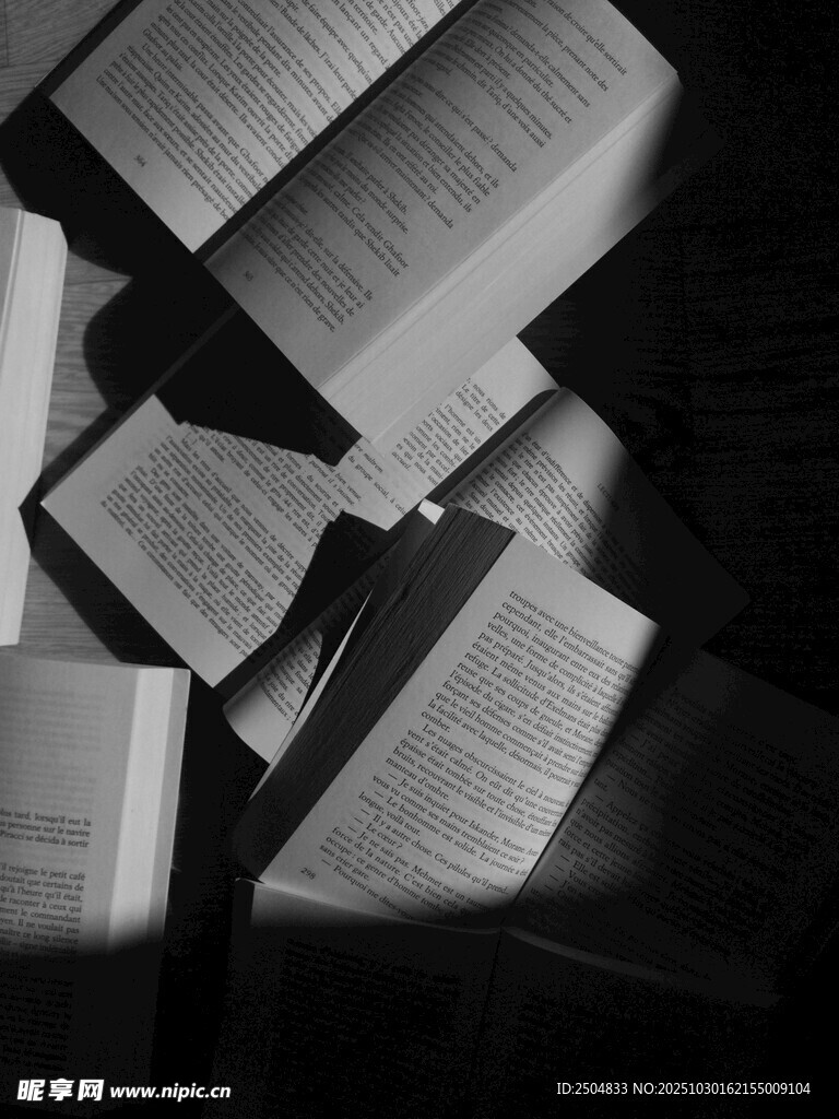 堆叠的翻开书籍