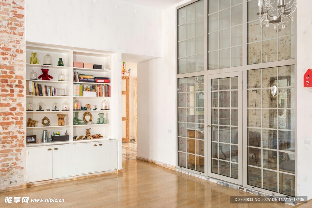 现代简约风玻璃隔断室内一角