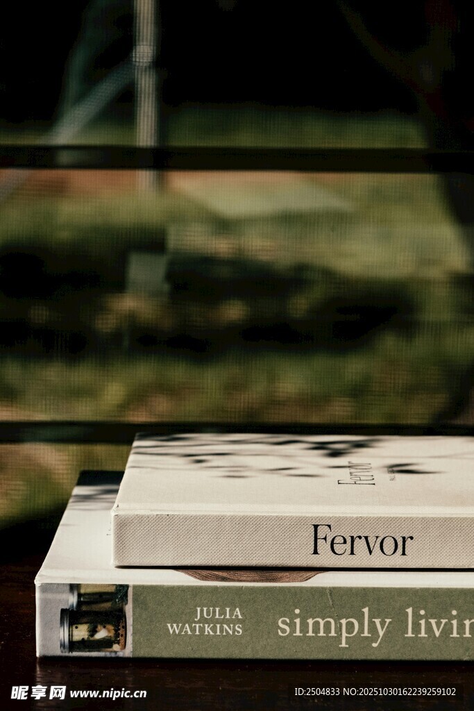 两本英文书籍展示