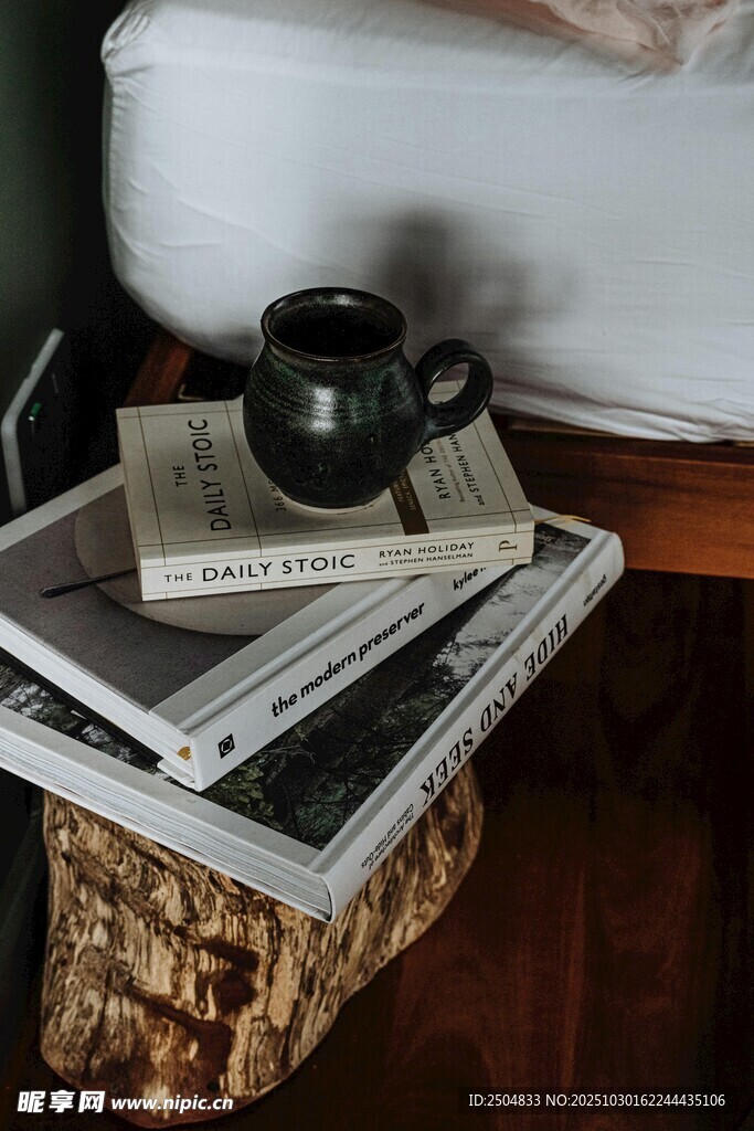 木质边几上的闲适小景