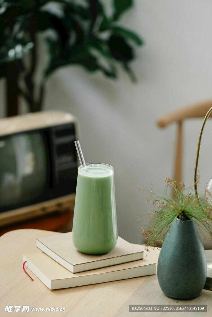 清新绿植装点简约桌面