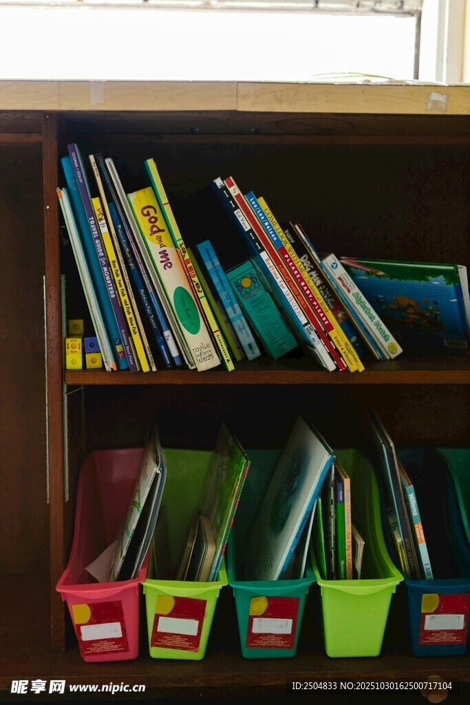 书架上多彩的书籍与 纳盒