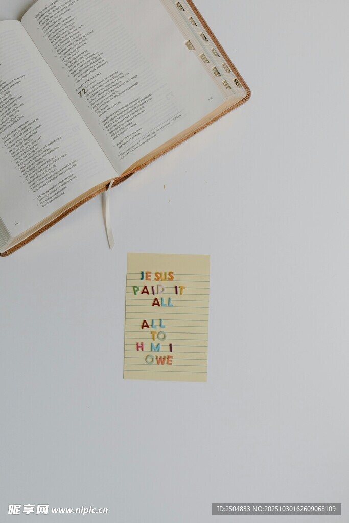 翻开的书与可爱便签纸