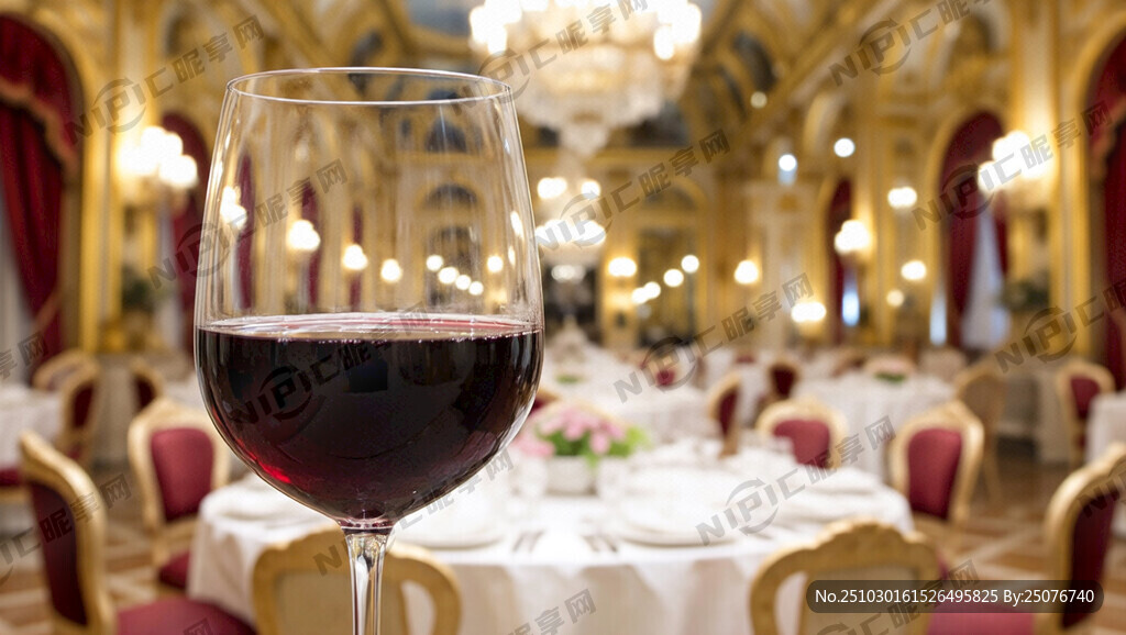 盛满红酒的酒杯 高贵的背景