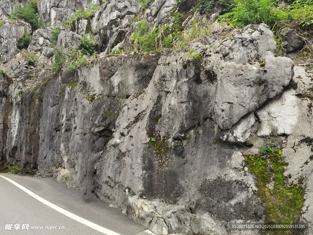 山间公路旁的嶙峋岩石