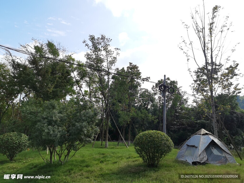 户外草地中的露营帐篷